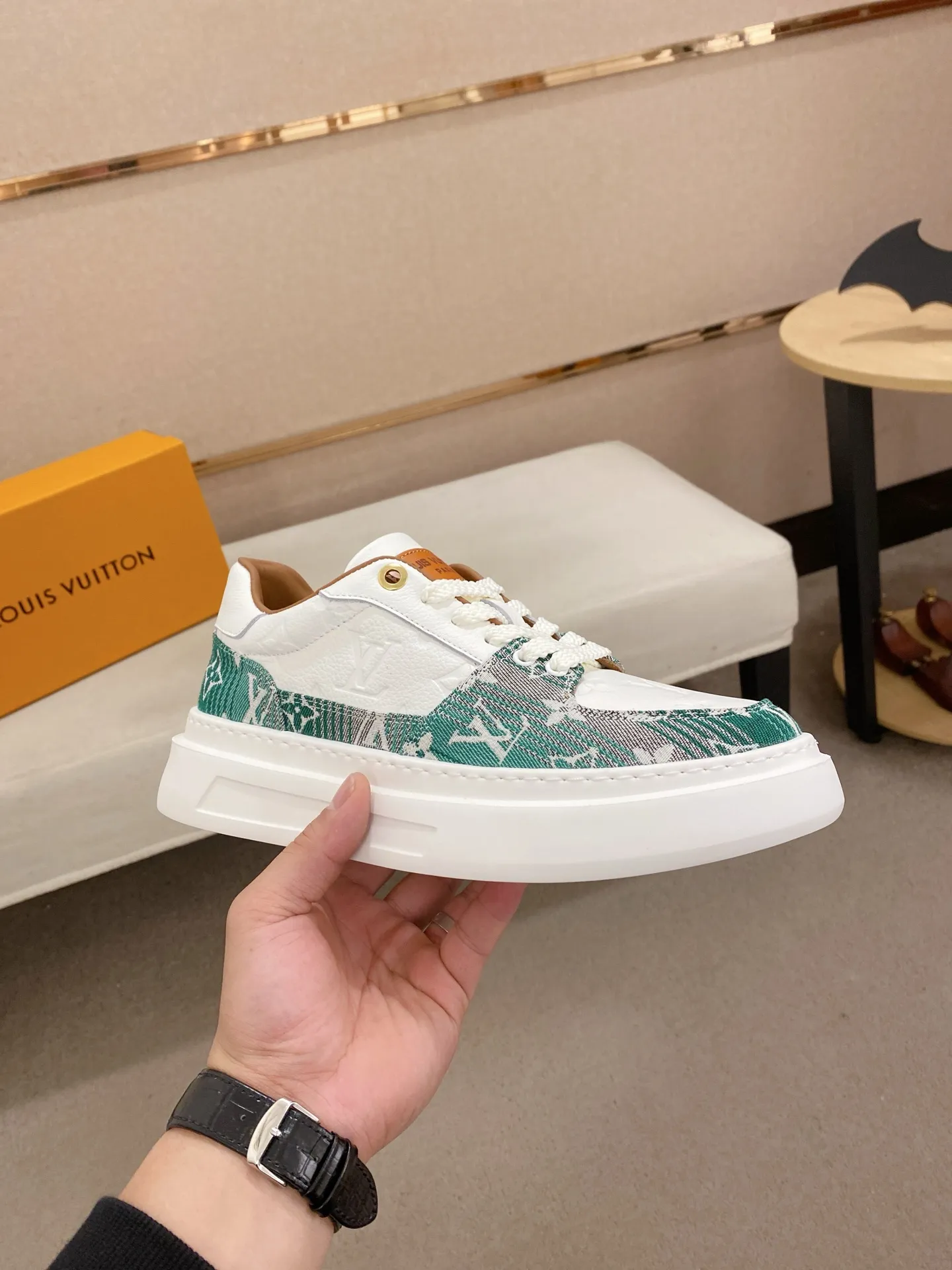 Factory price: 480💰🎉🎉LV~Louis Vuitton trendy men's shoes, new shipments, latest matching, same style as the official website, super high quality, best-selling season [strong][strong][strong]Selected first-layer cowhide, comfortable cowhide lining, original last, comfortable on the feet, wear-resistant rubber outsole, size: 38-44.